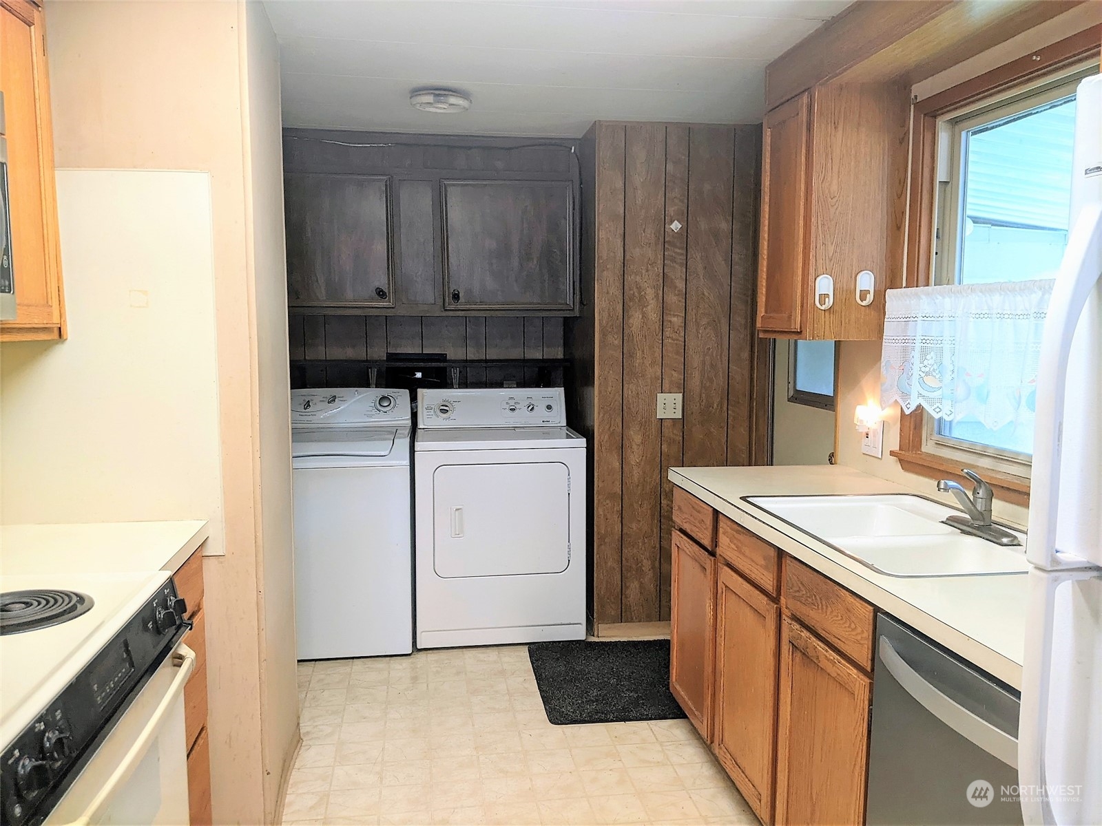 201 Union Avenue Southeast, Unit 45 Renton, WA 98059 - Photo 13 of 29 a utility room with sink dryer and washer