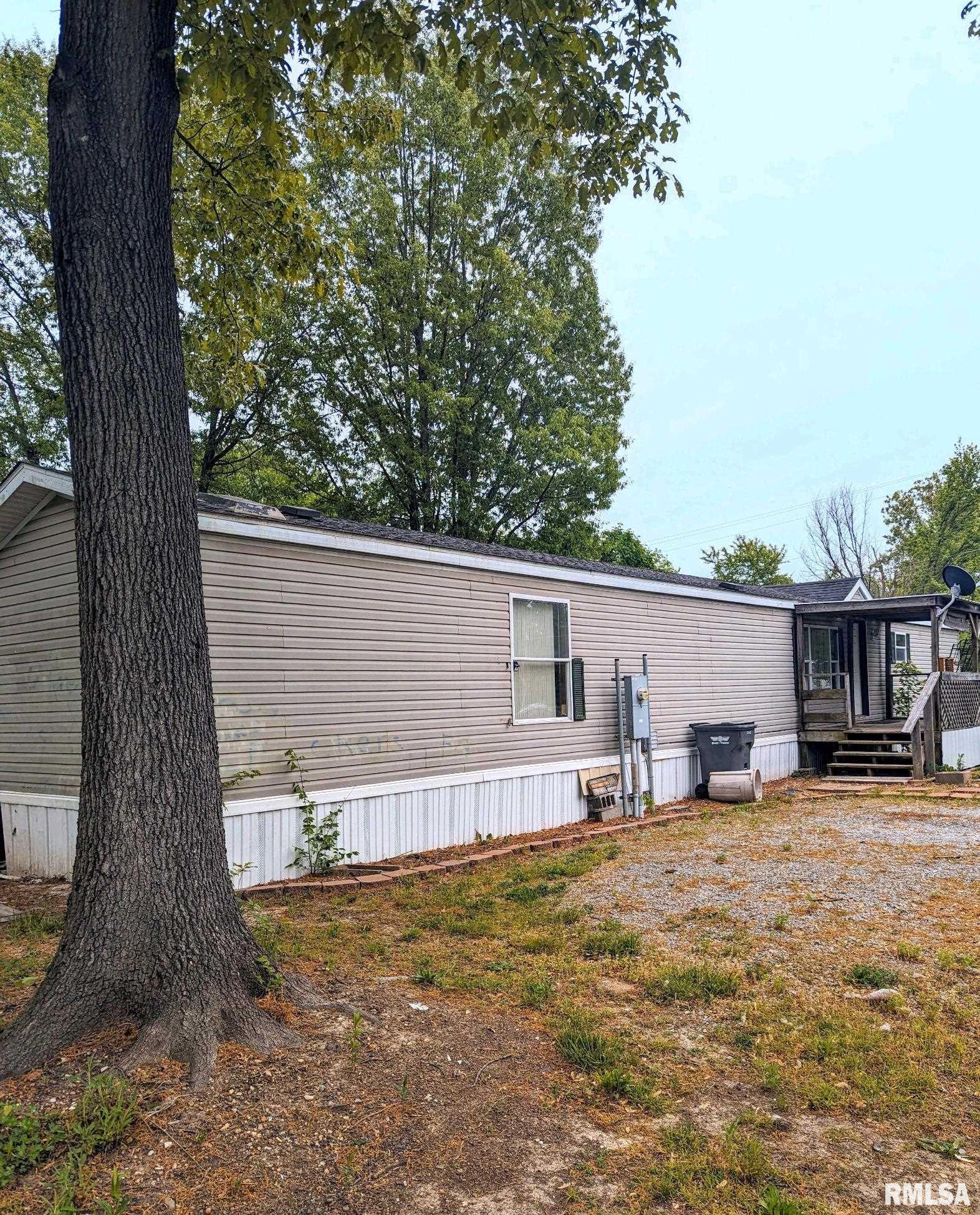 200 Madison Colp, IL 62918 - Photo 2 of 13