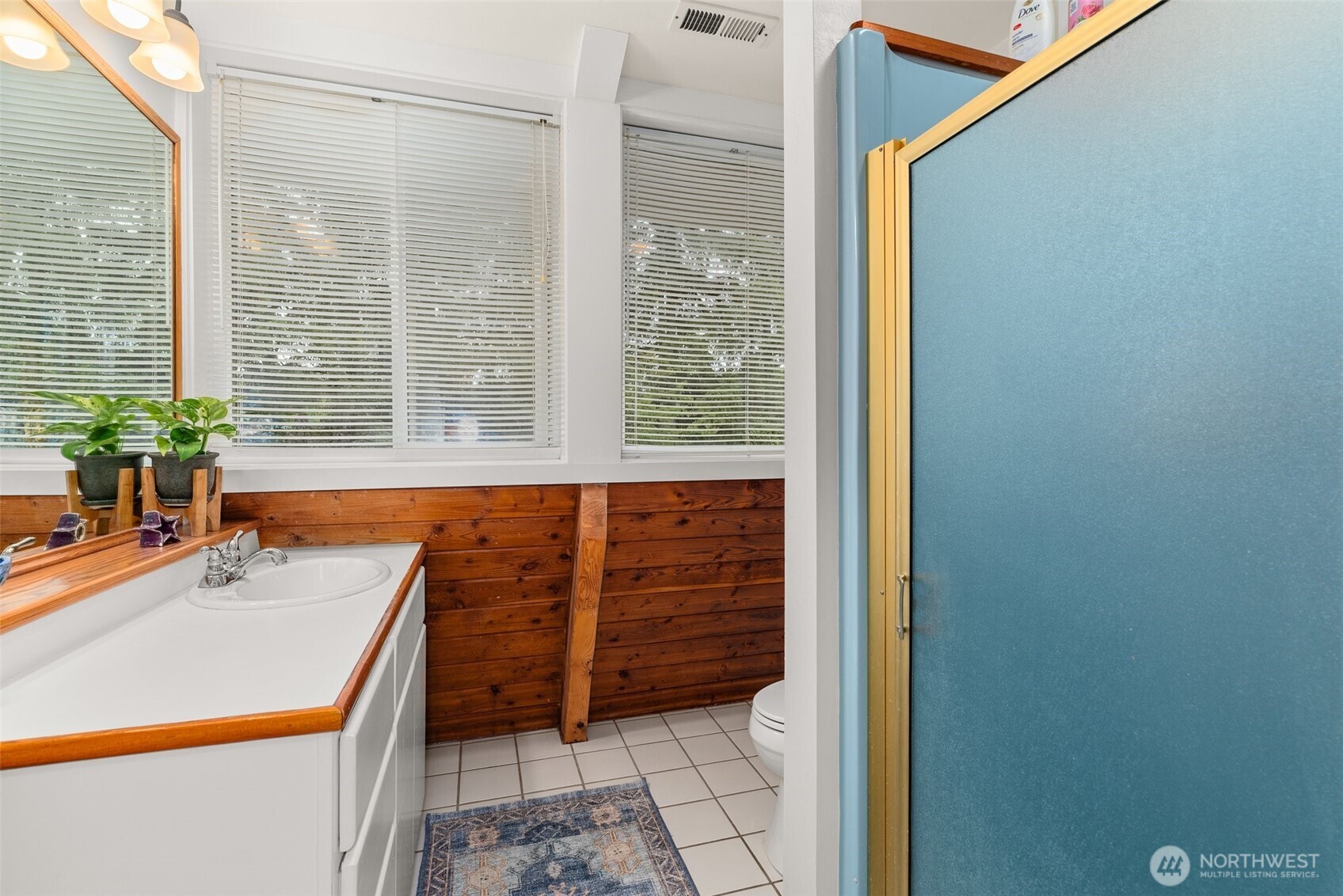 1508 Bloomhardt Road Raymond, WA 98577 - Photo 28 of 40 a bathroom with a sink a bathtub and a shower