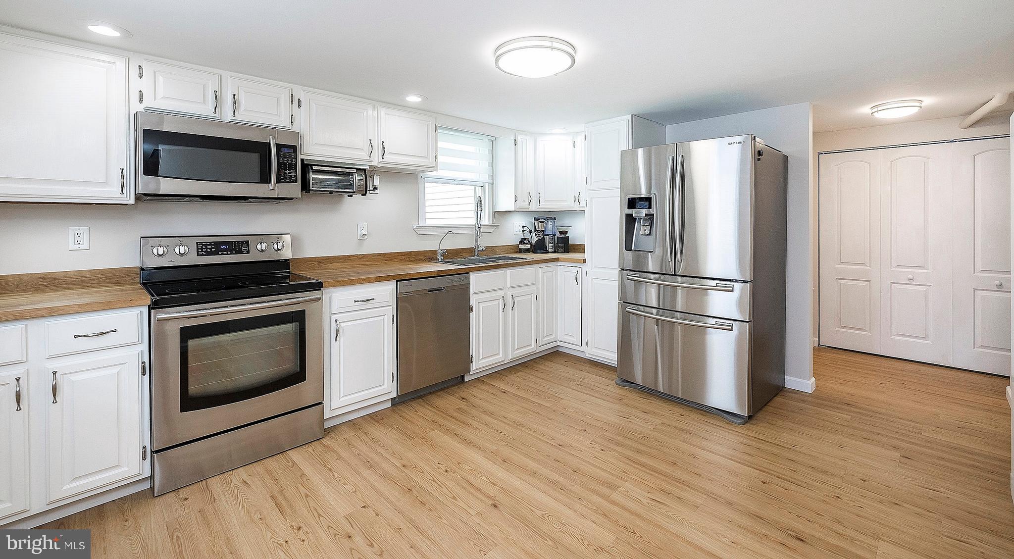 813 Bridge Street Spring City, PA 19475 - Photo 20 of 42 Eat-in Kitchen with Stainless Appliances