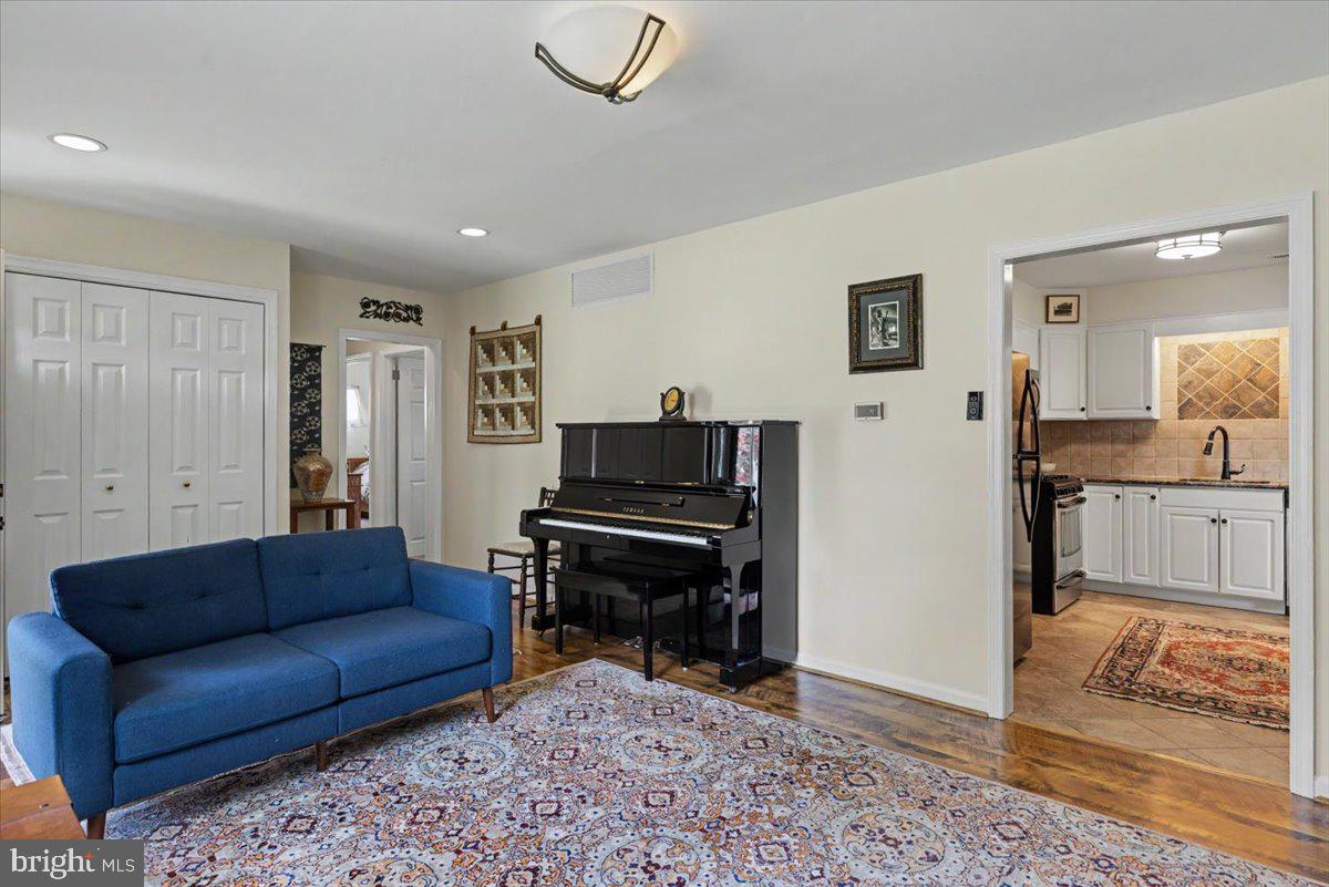 695 Locust Road Warminster, PA 18974 - Photo 7 of 37