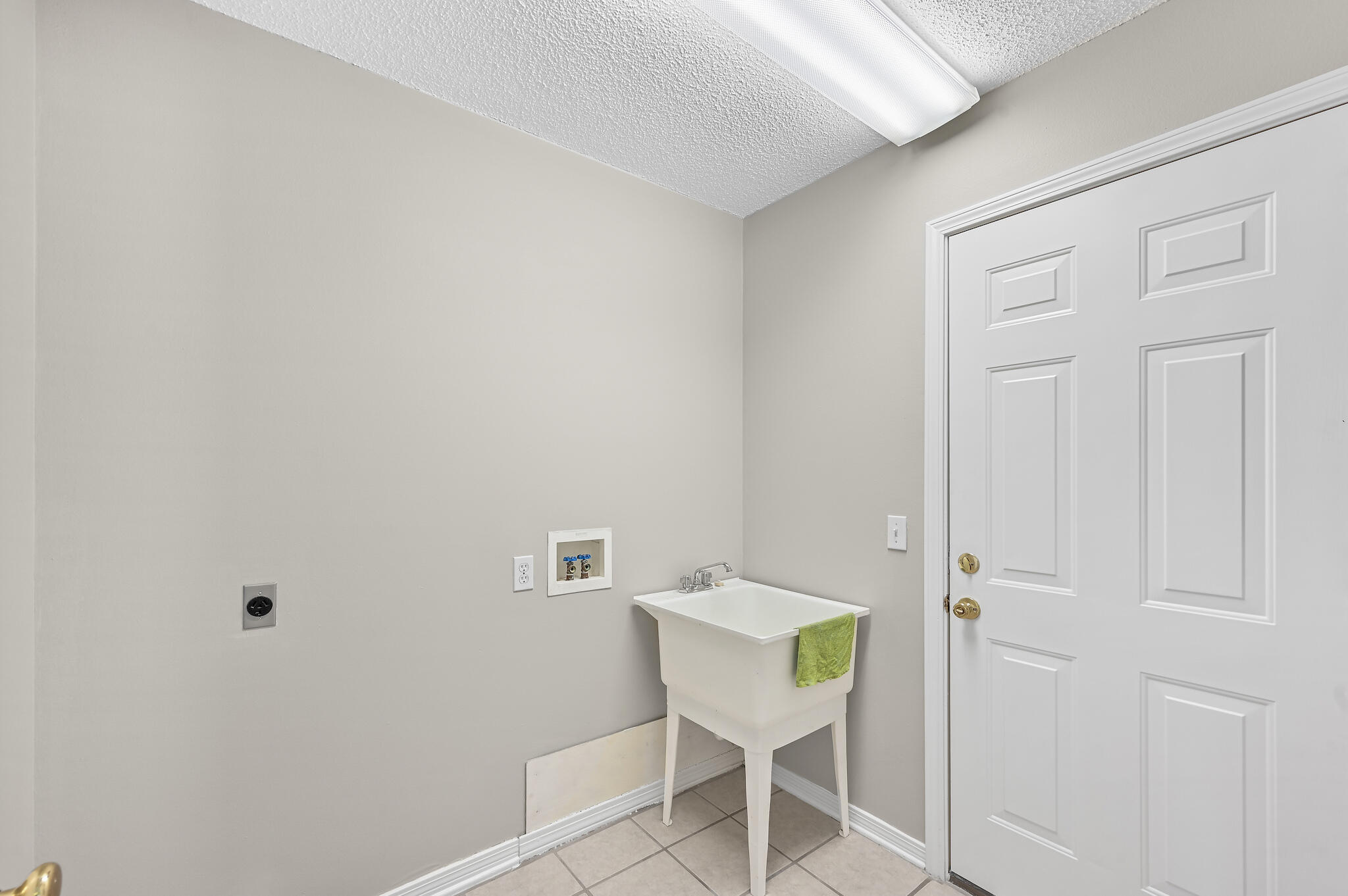 292 West Harborview Road Santa Rosa Beach, FL 32459 - Photo 18 of 43 a view of a room with table and chair