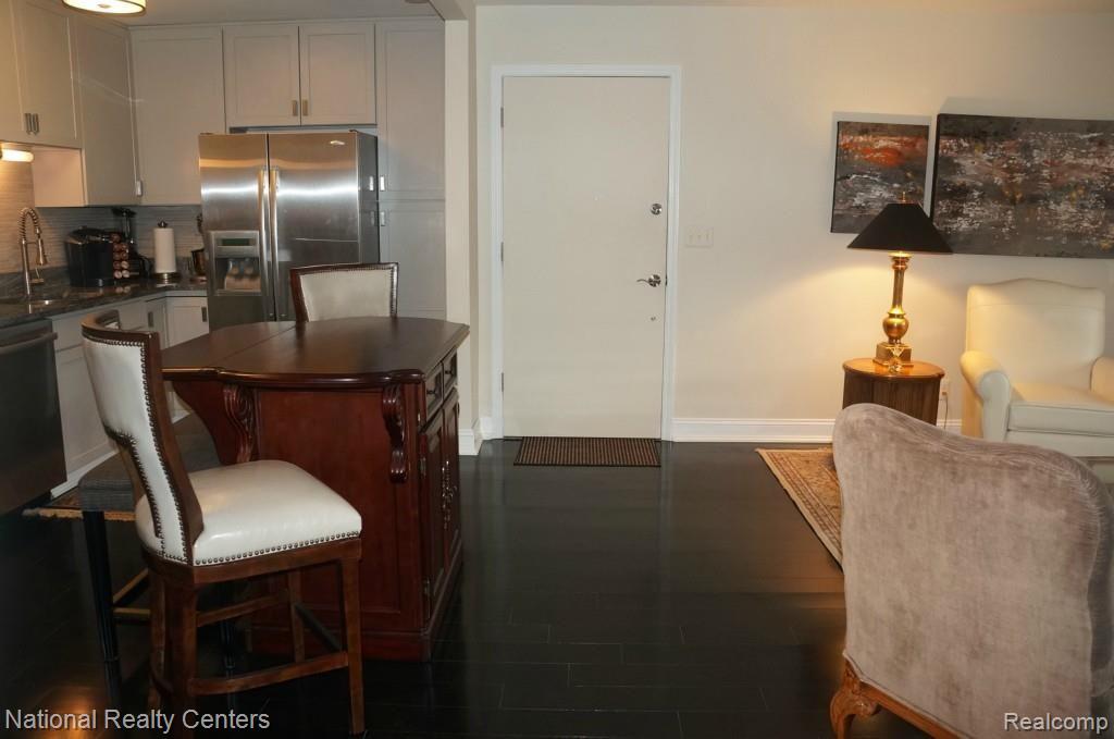 810 Plate Street, Unit 204 Rochester, MI 48307 - Photo 7 of 12 8-Entryway.jpg