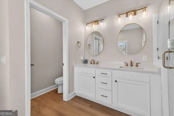 a spacious bathroom with 2 sink and a mirror
