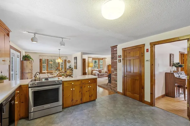 $500,000 | 23 Greenbriar Road, New Ipswich, NH 03071