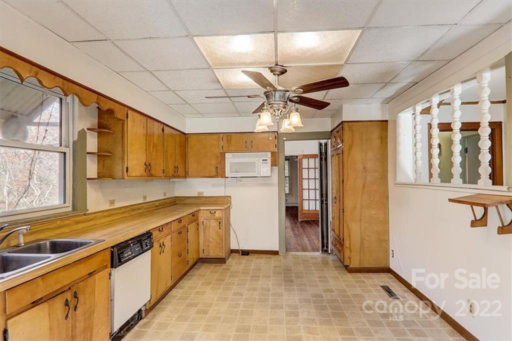 121 Edwards Road Clyde, NC 28721 - Photo 15 of 48