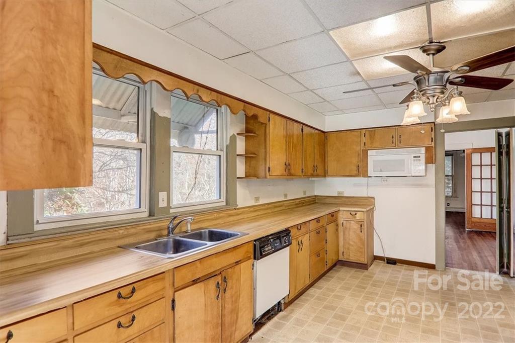 121 Edwards Road Clyde, NC 28721 - Photo 18 of 48