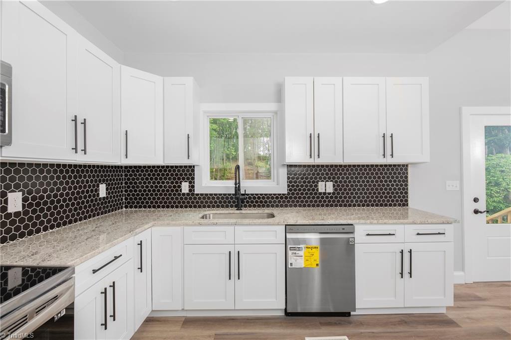 475 Timber Ridge Road Kernersville, NC 27284 - Photo 21 of 43 You're gonna LOVE this kitchen!