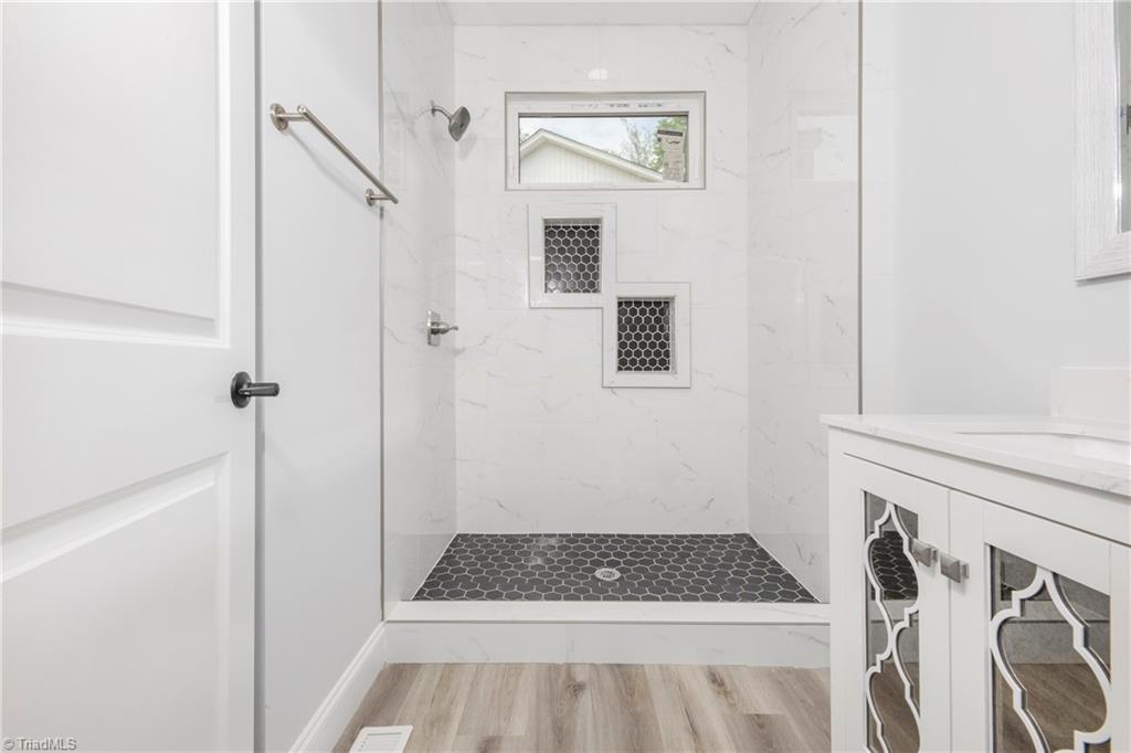 475 Timber Ridge Road Kernersville, NC 27284 - Photo 31 of 43 Additional full bathroom on main.