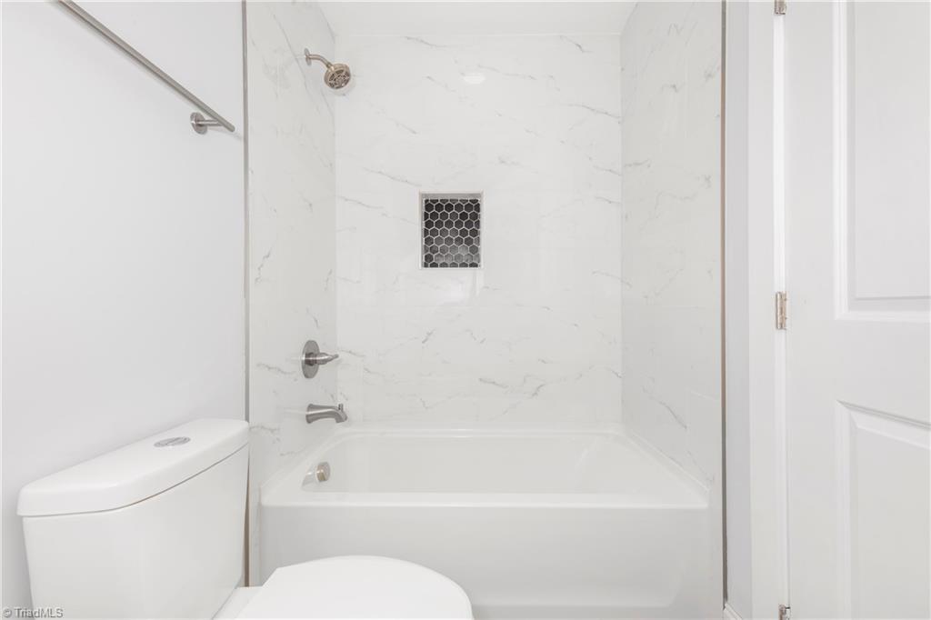 475 Timber Ridge Road Kernersville, NC 27284 - Photo 40 of 43 Upstairs Bathroom.