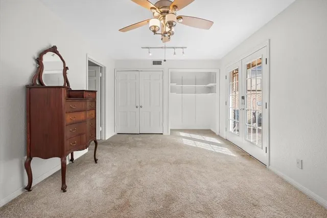 a view of livingroom with furniture