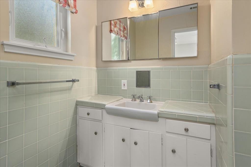 1929 Berkeley Place Fort Worth, TX 76110 - Photo 24 of 34