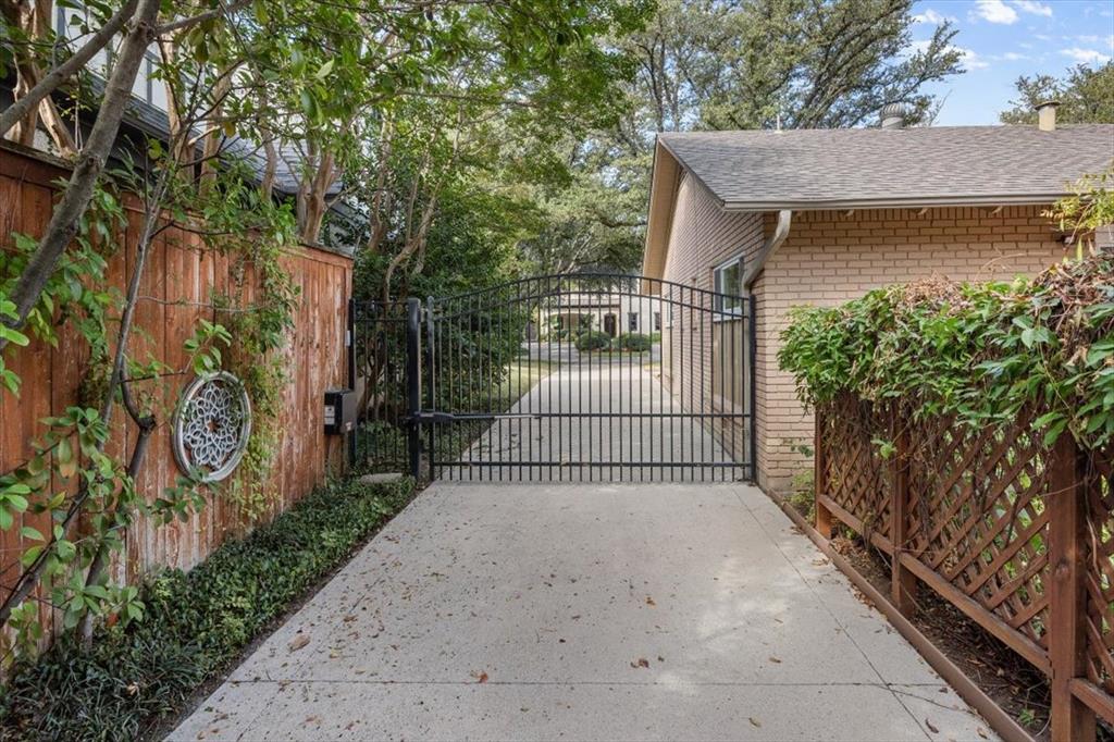 1929 Berkeley Place Fort Worth, TX 76110 - Photo 34 of 34 a view of a pathway of house with wooden fence