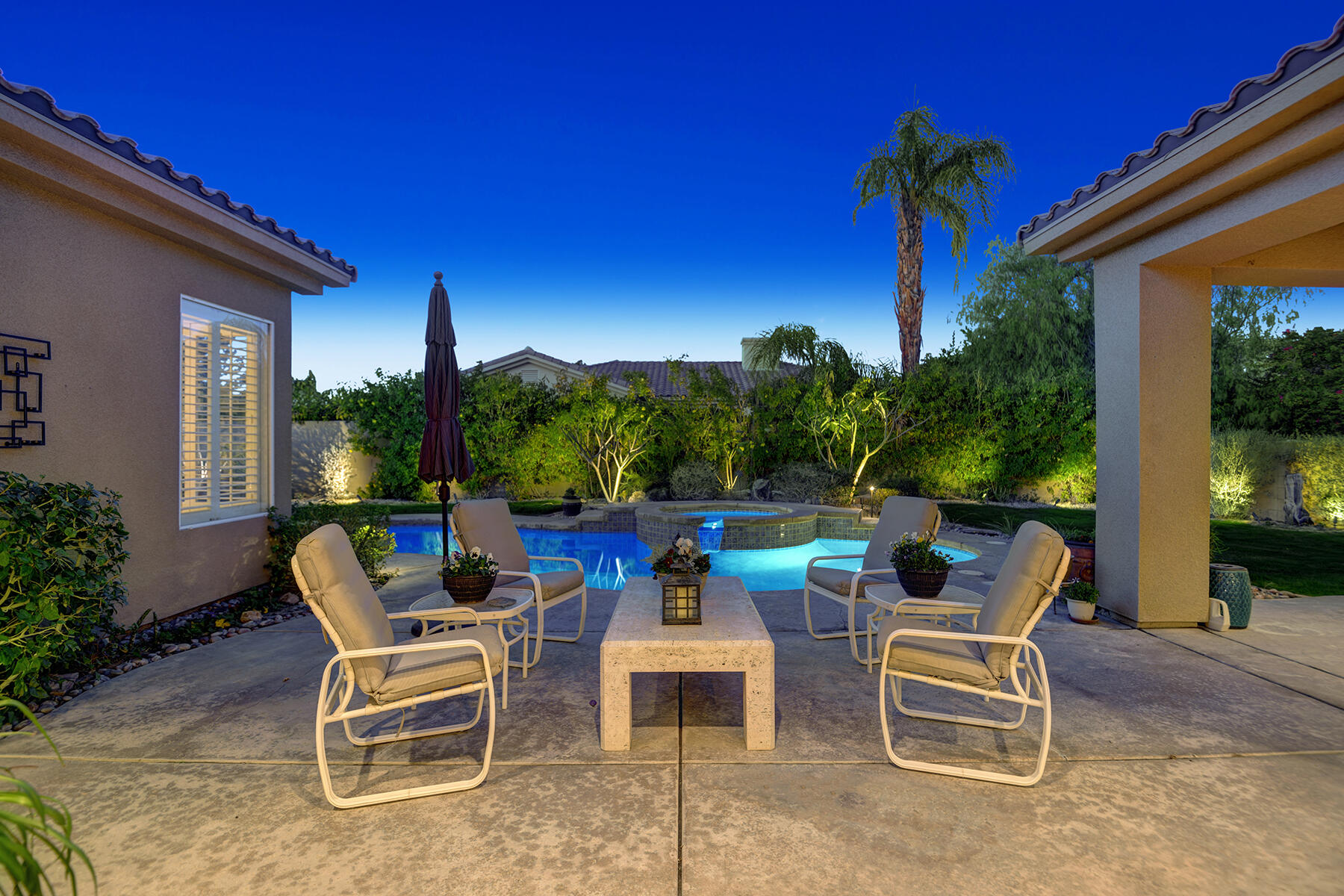 26 Scarborough Way Rancho Mirage, CA 92270 - Photo 28 of 65 NIGHT OUTDOOR SEATING.jpg mls
