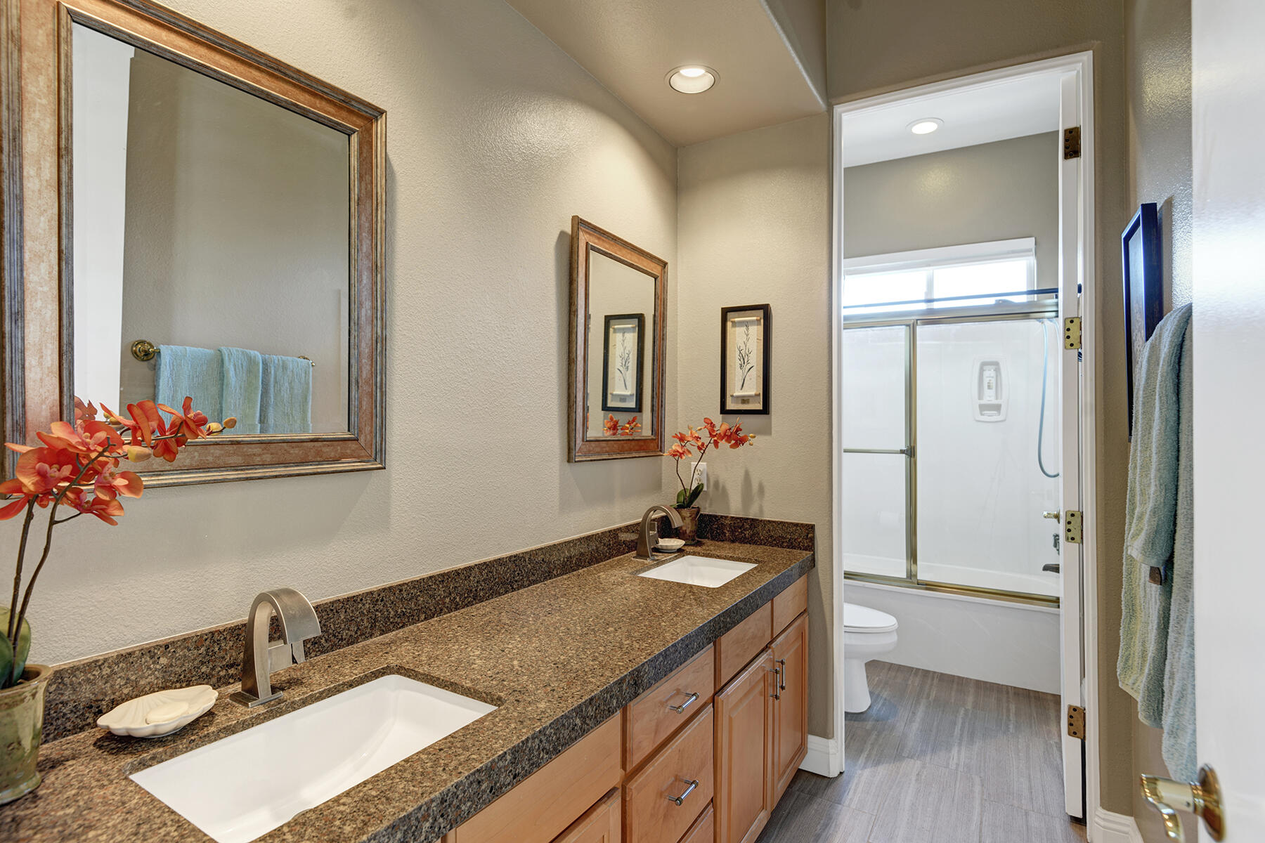 26 Scarborough Way Rancho Mirage, CA 92270 - Photo 41 of 65 BEDROOM 2 BATHROOM.jpg mls