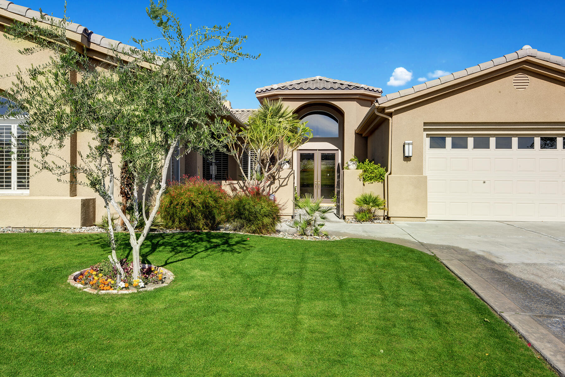 26 Scarborough Way Rancho Mirage, CA 92270 - Photo 53 of 65 FRONT OF HOME TIGHT.jpg mls