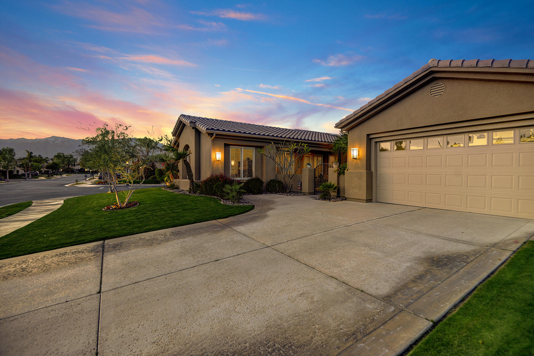 26 Scarborough Way Rancho Mirage, CA 92270 - Photo 60 of 65 SUNSET FRONT OF HOME.jpg mls