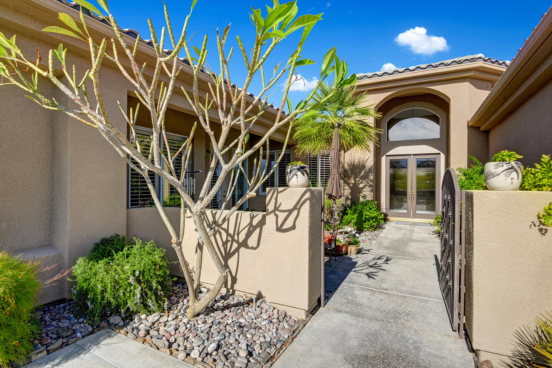 26 Scarborough Way Rancho Mirage, CA 92270 - Photo 7 of 65 TOWARDS COURTYARD.jpg mls