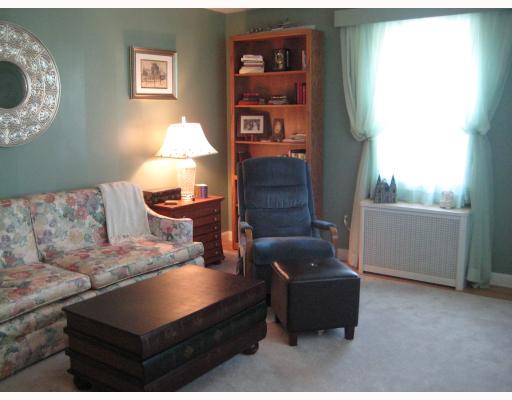 163 Ridgewood Road Middletown, RI 02842 - Photo 5 of 10 Living Room.