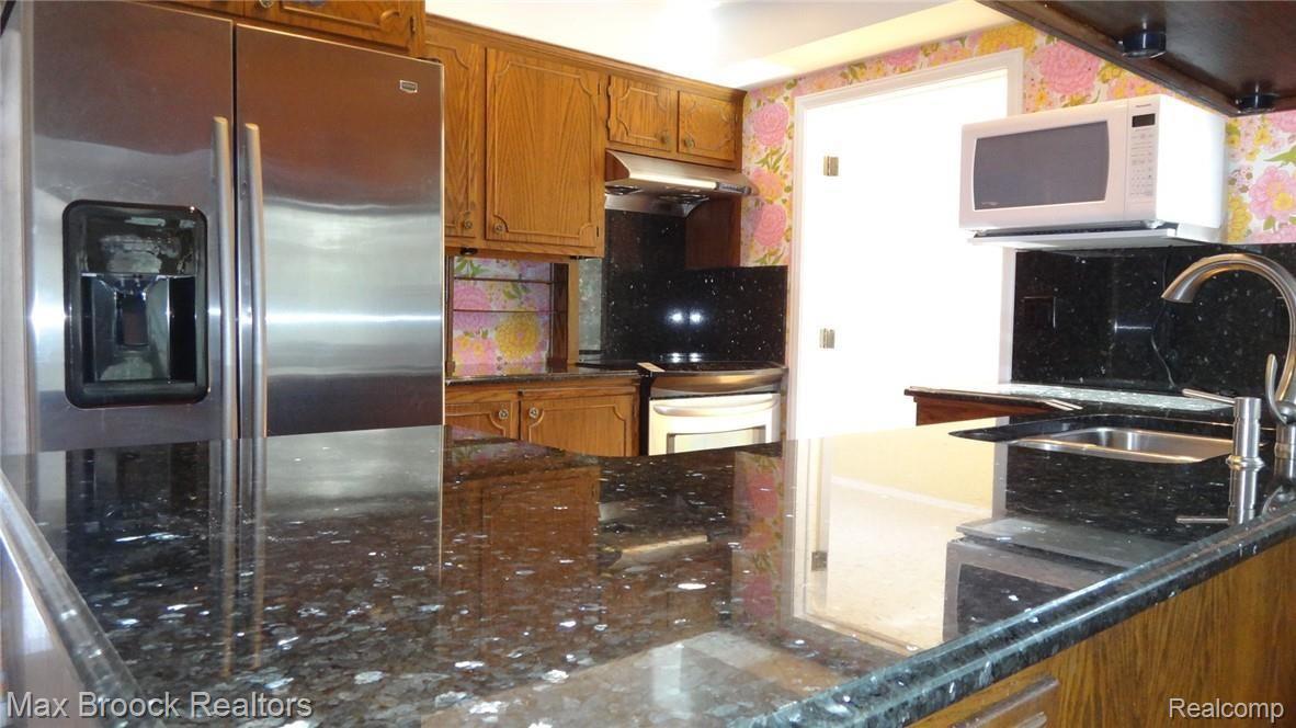 295 Cloverly Road Grosse Pointe, MI 48236 - Photo 17 of 40 VIEW INTO GALLEY KITCHEN