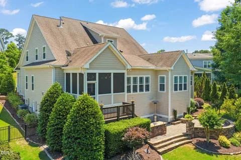 a view of an house with backyard and garden