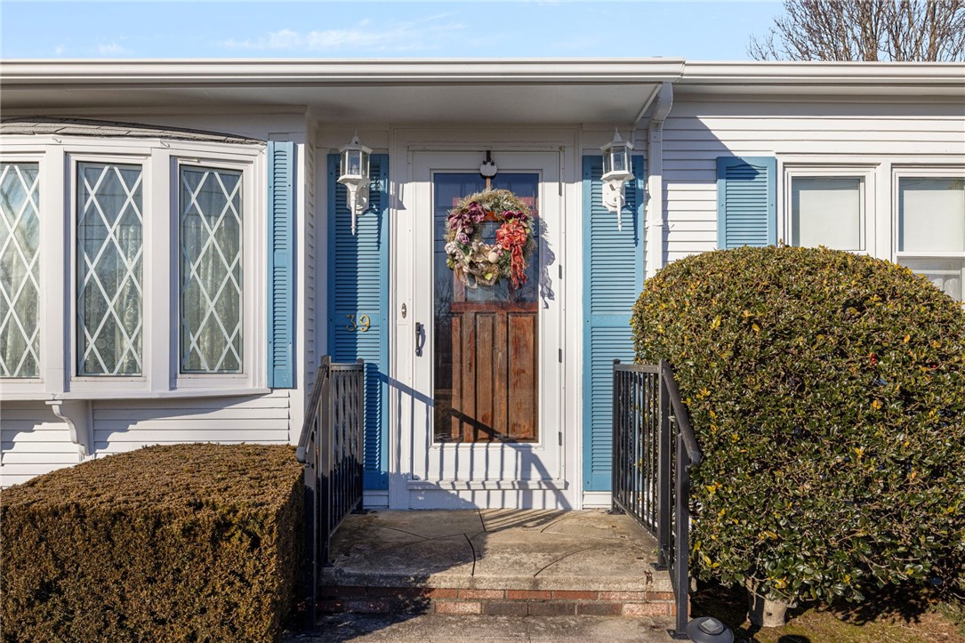 39 Holiday Avenue Warwick, RI 02888 - Photo 2 of 35 Totally turnkey and waiting for its next owner!
