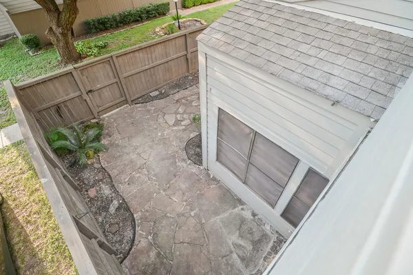 a view of a backyard