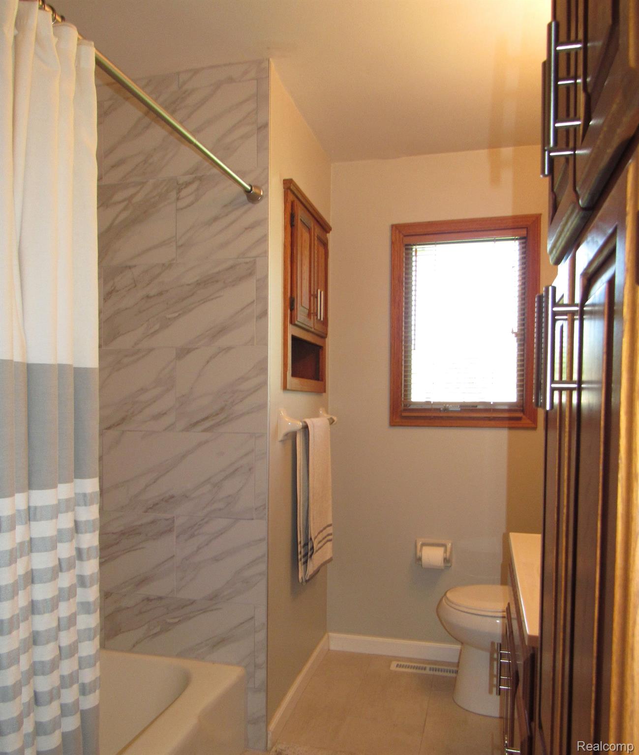3383 East Rolston Road Fenton, MI 48430 - Photo 15 of 53 Full Bath Main Floor