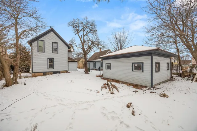 a view of house with a yard