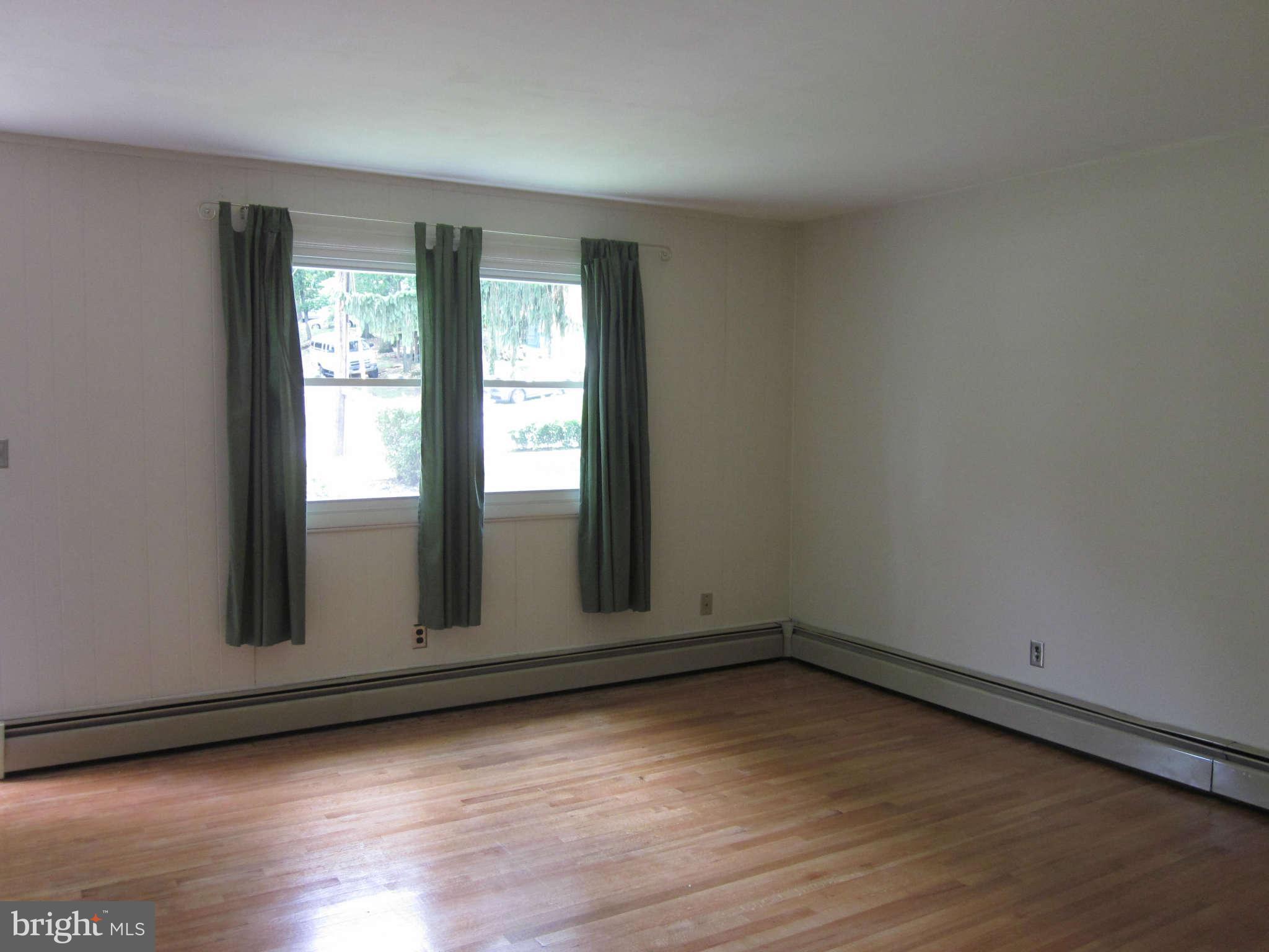 8002 Hillendale Road Baltimore, MD 21234 - Photo 3 of 21 Living Room