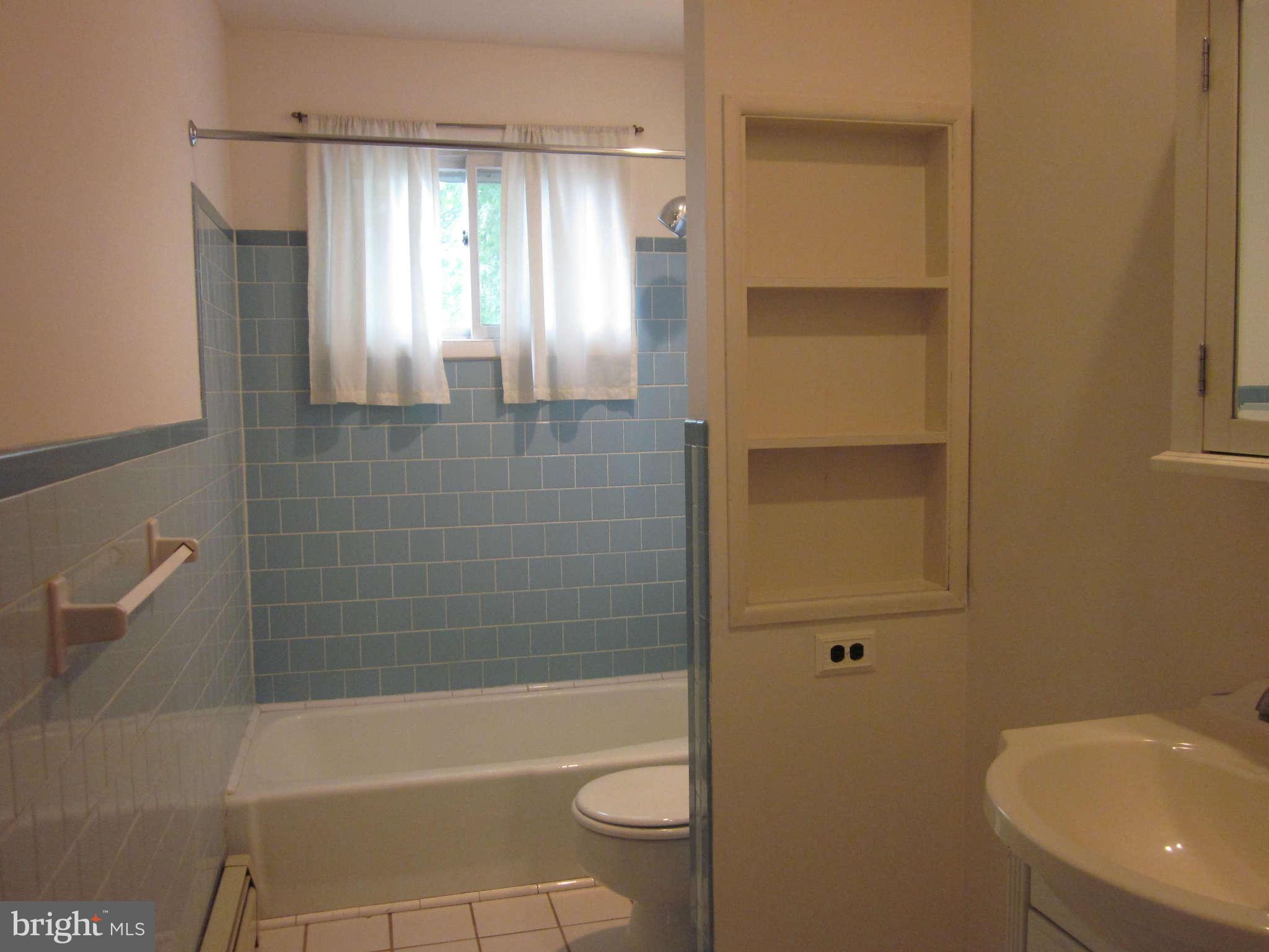 8002 Hillendale Road Baltimore, MD 21234 - Photo 9 of 21 Bath