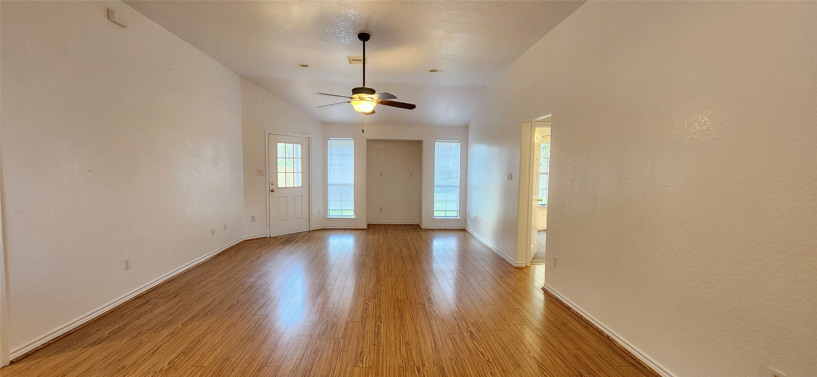 704 Manor Drive Angleton, TX 77515 - Photo 6 of 26