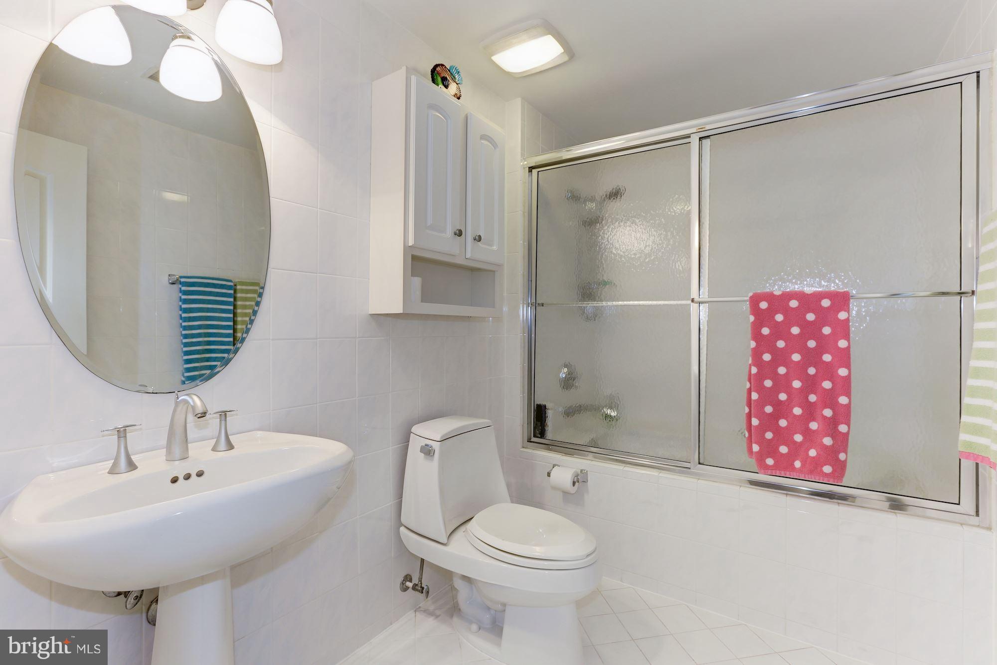 182 Southdown Road Edgewater, MD 21037 - Photo 21 of 30 Hall bath off of third bedroom