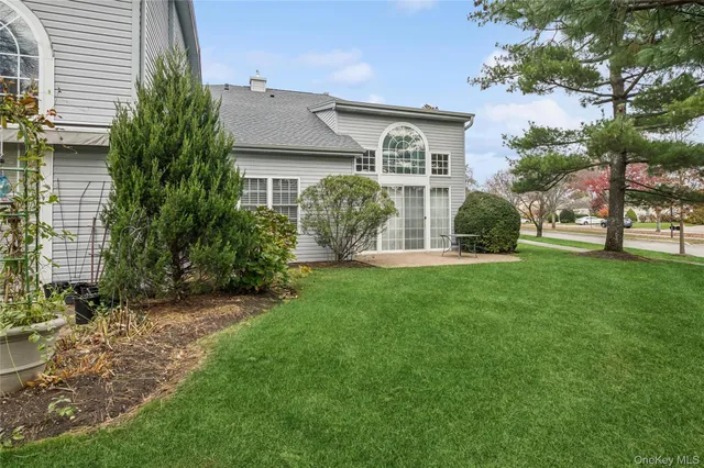 a view of a house with backyard and garden
