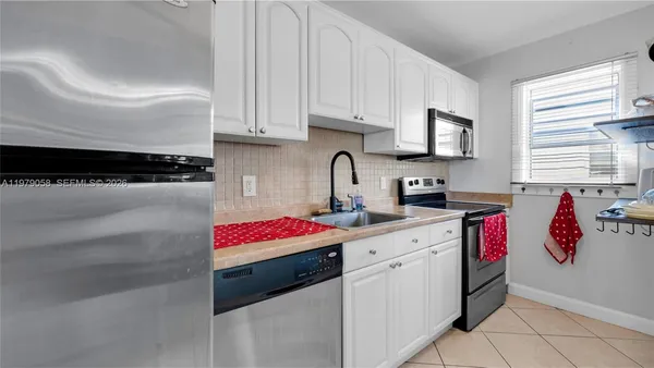 $1,850 | 415 Northeast 2nd Street, Unit 209, Hallandale Beach, FL 33009