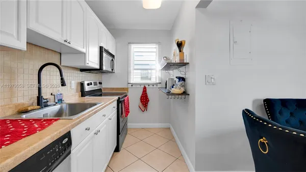 $1,850 | 415 Northeast 2nd Street, Unit 209, Hallandale Beach, FL 33009