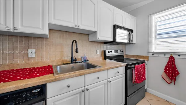 $1,850 | 415 Northeast 2nd Street, Unit 209, Hallandale Beach, FL 33009