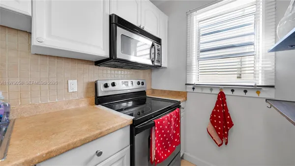 $1,850 | 415 Northeast 2nd Street, Unit 209, Hallandale Beach, FL 33009