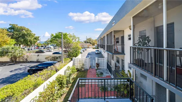 $1,850 | 415 Northeast 2nd Street, Unit 209, Hallandale Beach, FL 33009
