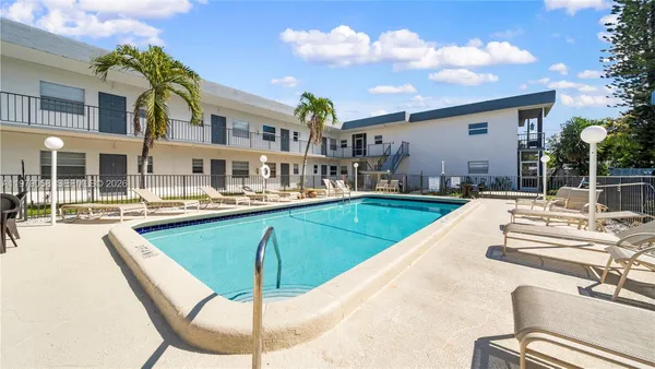 $1,850 | 415 Northeast 2nd Street, Unit 209, Hallandale Beach, FL 33009