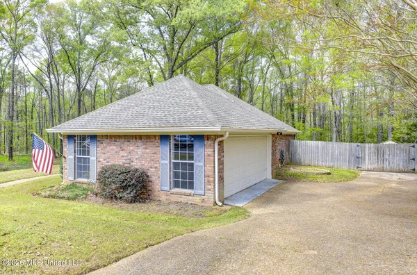 $259,900 | 806 Winding Hills Drive, Clinton, MS 39056