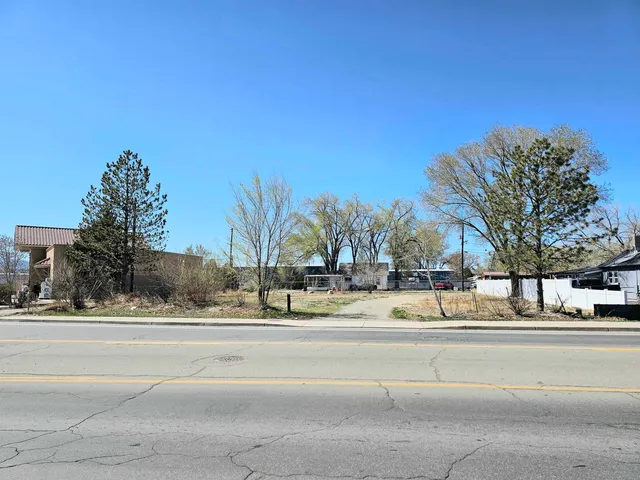 a view of a parking area