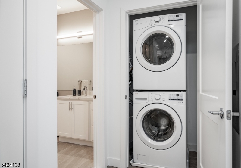 558 Market Street Newark, NJ 07105 - Photo 11 of 17 a utility room with dryer and washer