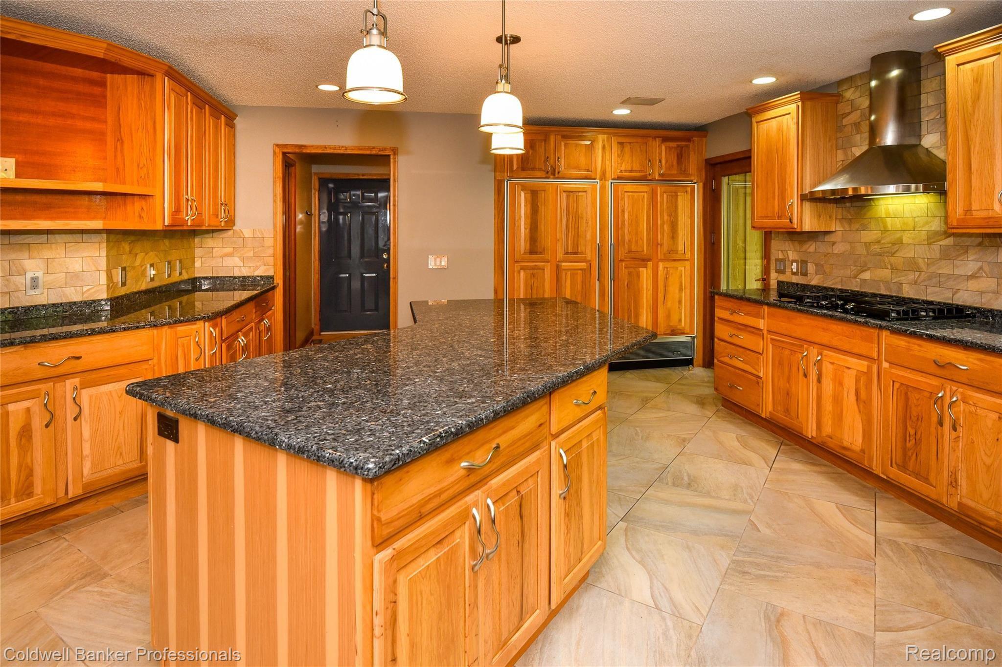 9275 Fox Hollow Road Clarkston, MI 48348 - Photo 12 of 68 Kitchen Island