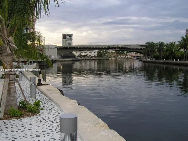 $2,550 | 690 Southwest 1st Court, Unit 1121, Miami, FL 33130