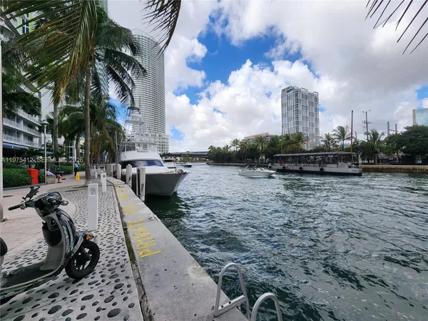 $2,550 | 690 Southwest 1st Court, Unit 1121, Miami, FL 33130