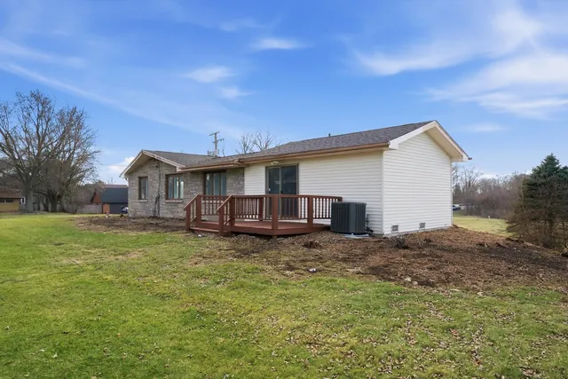 a view of a house with backyard