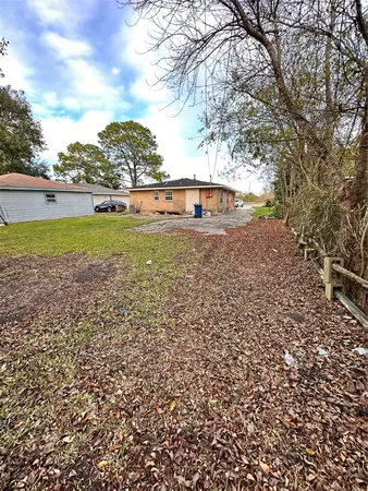 a view of a yard with a house