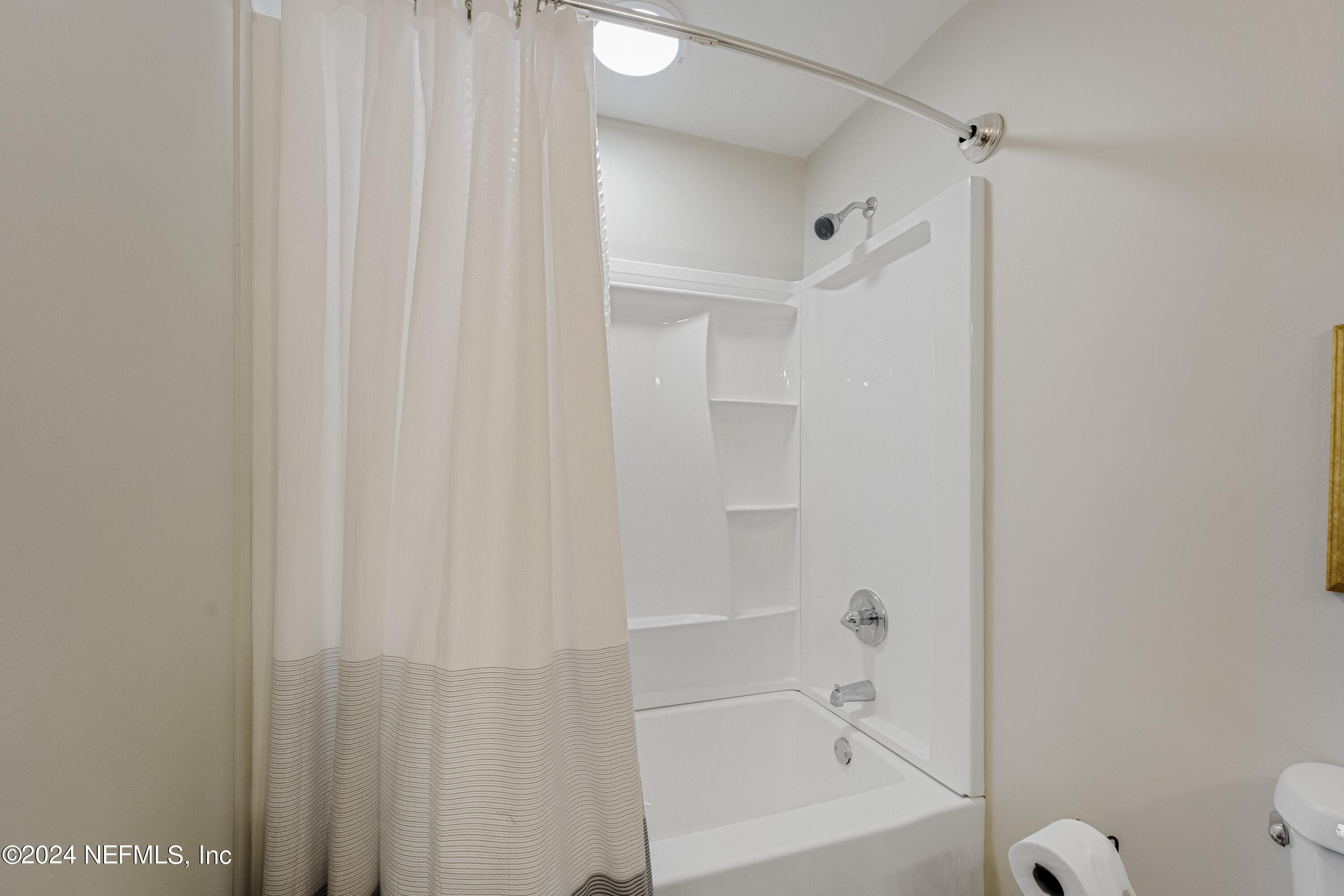 8118 Baymeadows Circle East, Unit 5 Jacksonville, FL 32256 - Photo 18 of 23 a bathroom with a bathtub