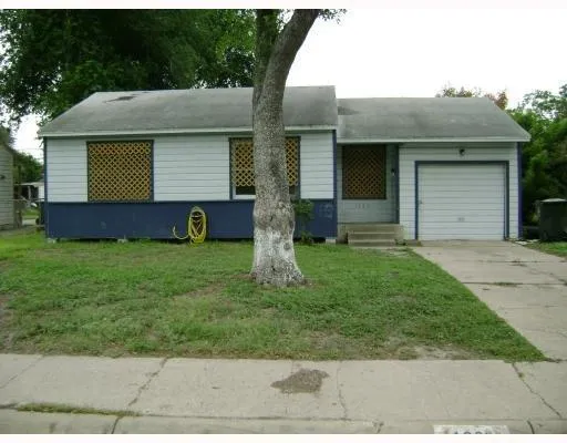 a front view of house with yard